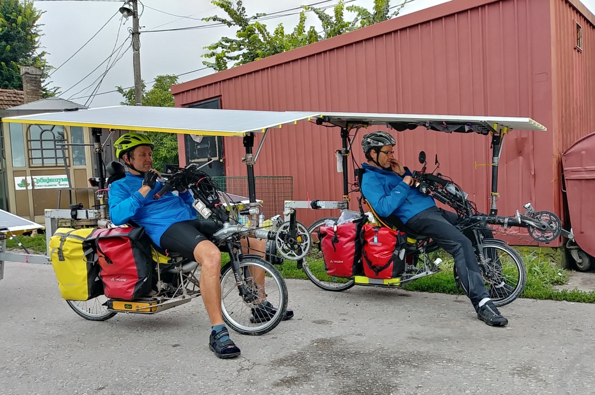 The Viguer borthers had very nice solar bike setups, with both roof and solar panels that could tilt not only left right but also forwards backwards, to better take advantage of the rising and falling sun when on an east-west bike trip.